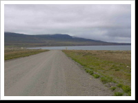 Von Punta Arenas aus geht es mit einer kurzen Fährfahrt nach Feuerland. Hier wird die Gegend bedeutend flacher und es geht durch die flache Pampe über die Grenze nach Argentinien. Wasser ist hier nicht mehr so leicht zu bekommen und es wird immer wichtiger mit vollen Reserven loszufahren. Bis Rio Grande habe ich angenehmen Rückenwind.